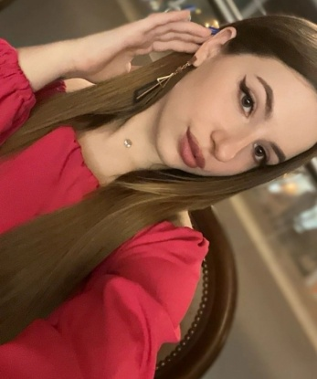 Микаэла, 21